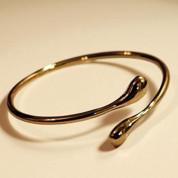 NEW 18K GOLD Plated Bangle Designer Style - Picture 1 of 4